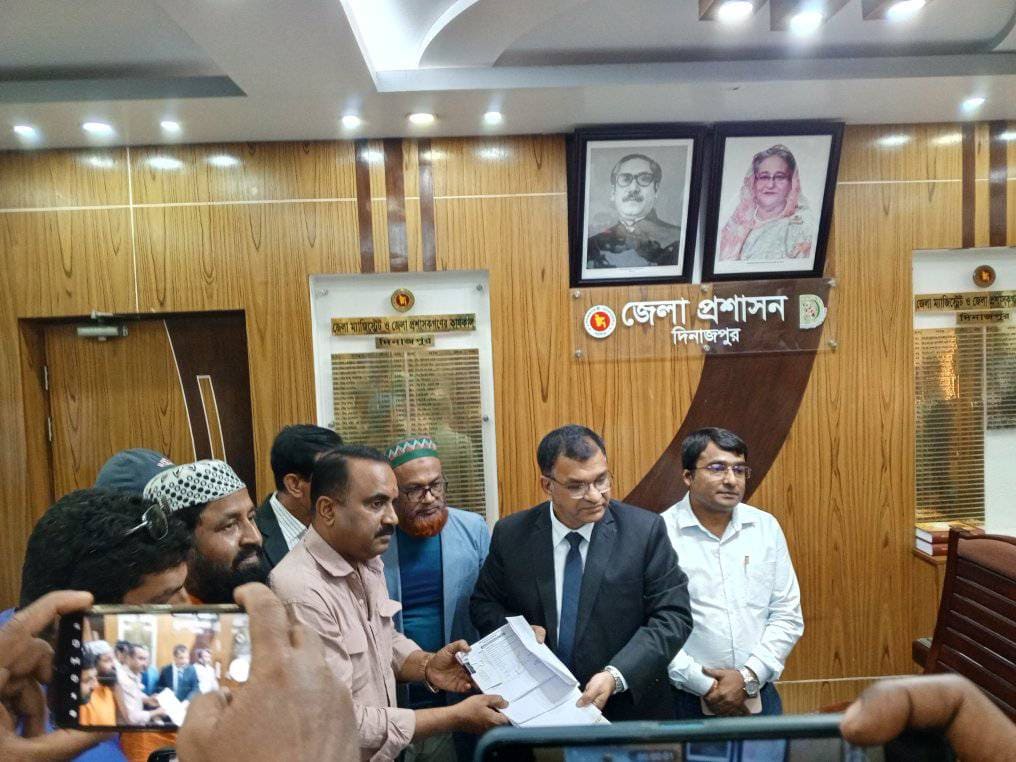 দিনাজপুর সদরে বাংলাদেশ আওয়ামীলীগ সমর্থিত স্বতন্ত্র প্রার্থী বিশ্বজিৎ ঘোষ কাঞ্চনের মনোনয়নপত্র দাখিল