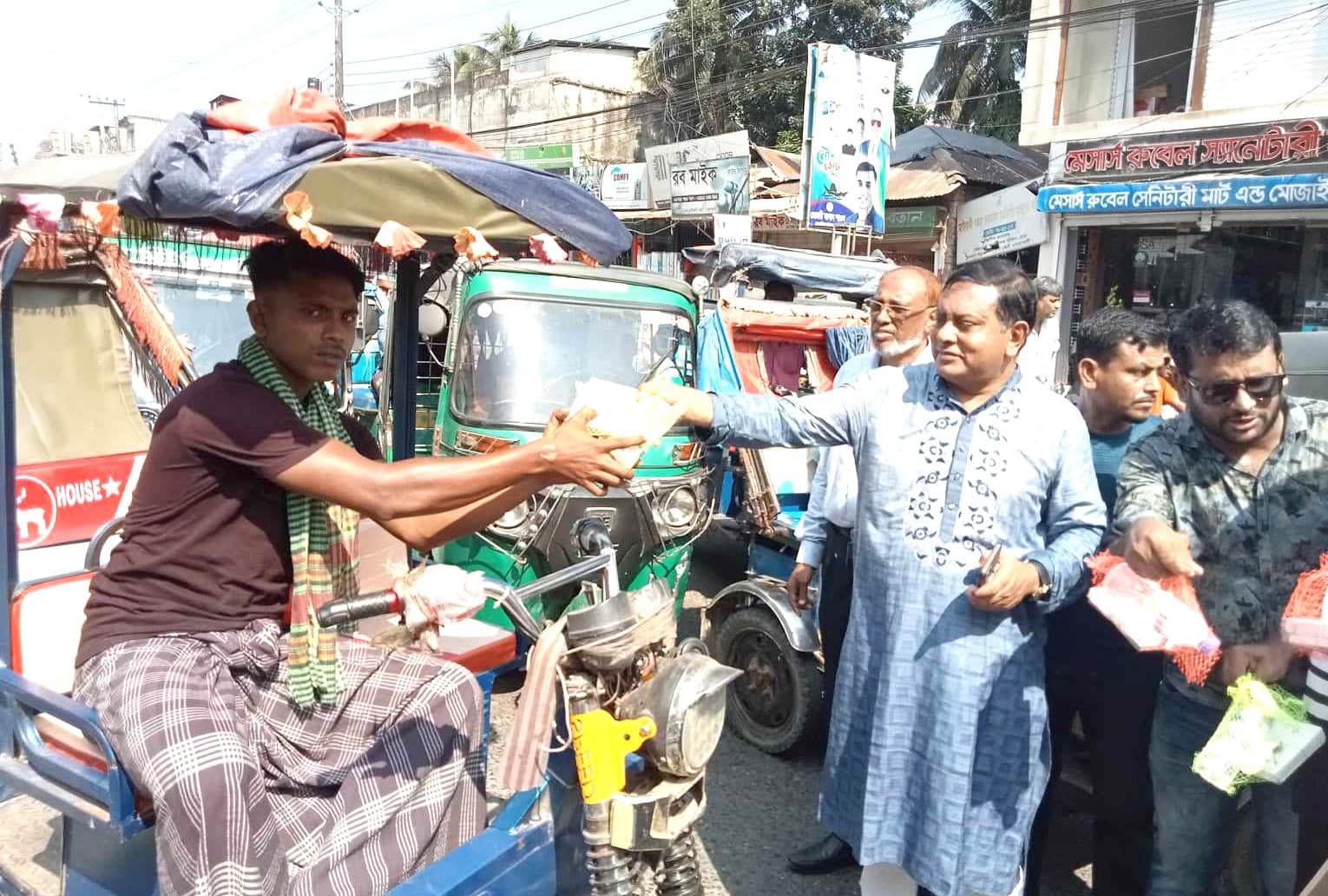 নোয়াখালীতে অবরোধে গাড়ি বের করে খাবার পেল চালকরা