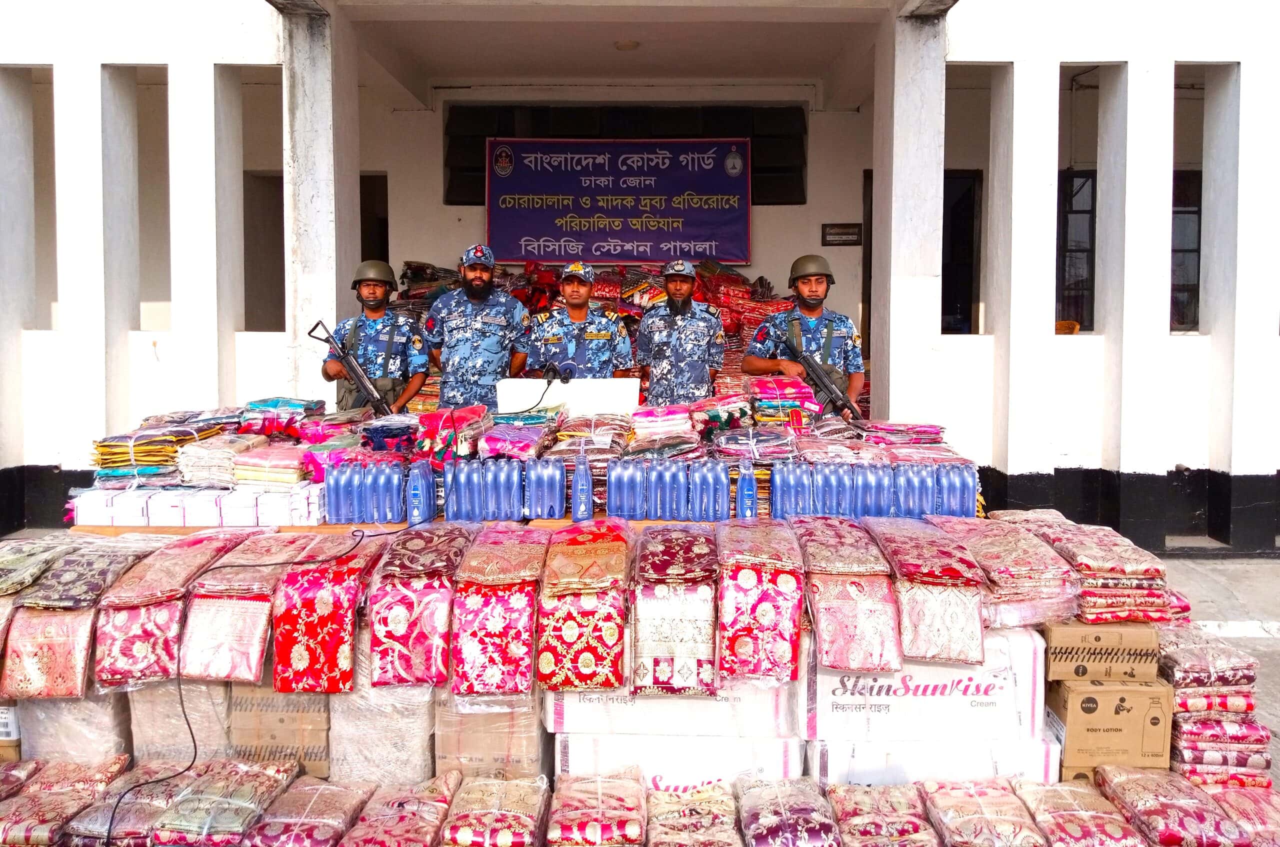 নারায়ণগঞ্জ জেলার সিদ্ধিরগঞ্জ থানাধীন কাঁচপুর ব্রীজ সংলগ্ন এলাকায় শুল্ক ফাঁকি দিয়ে আসা ভারতীয় শাড়ি-কাপড় ও কসমেটিক্স জব্দ করেছে কোস্ট গার্ড