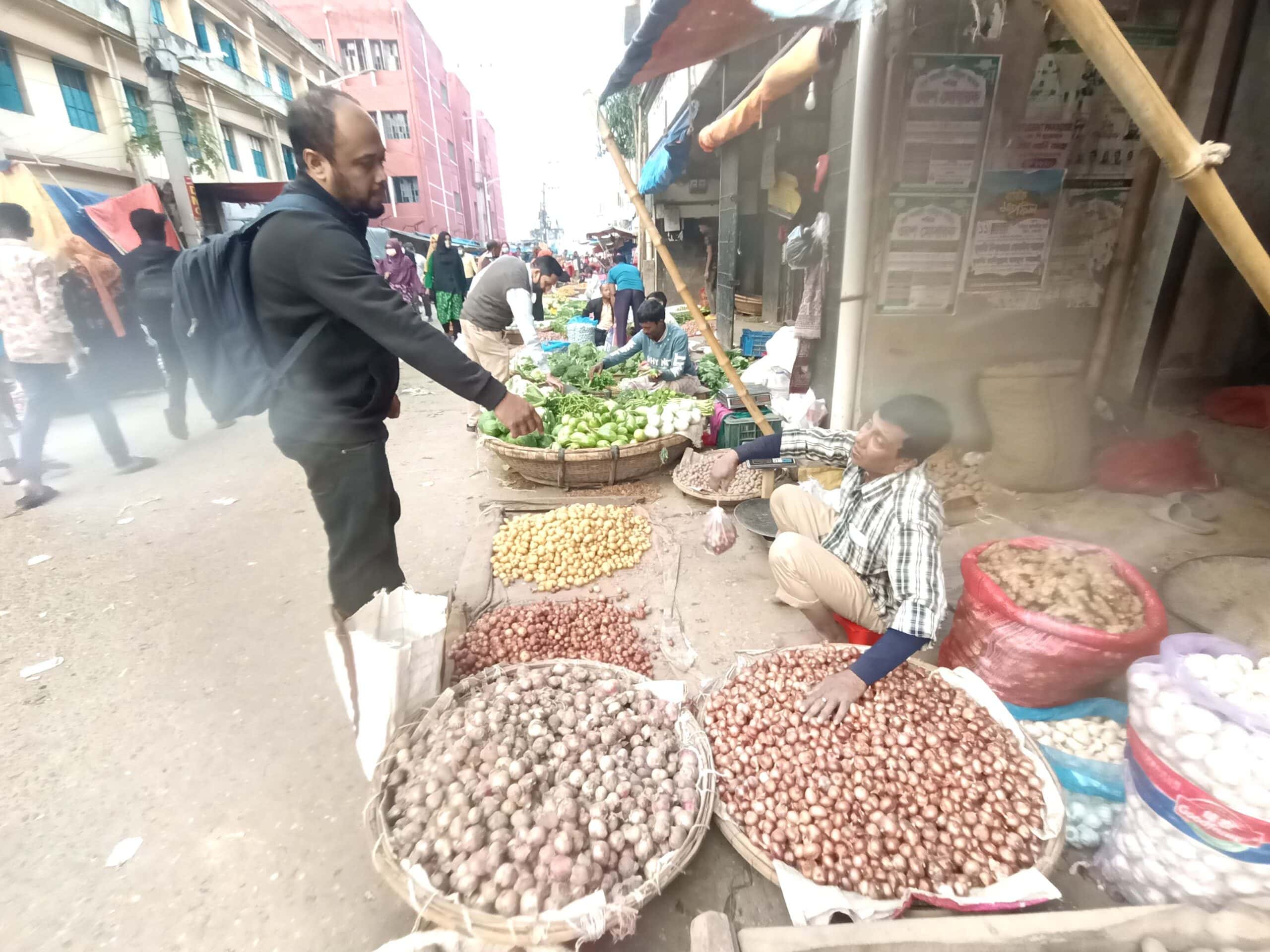 রাজশাহীতে পেয়াজের উৎপাদন সোয়া পাঁচ লাখ মেট্রিক টন দাম বৃদ্ধিতে হতবাগ ক্রেতা ও সংশ্লিষ্ট কৃষি কর্মকর্তারা