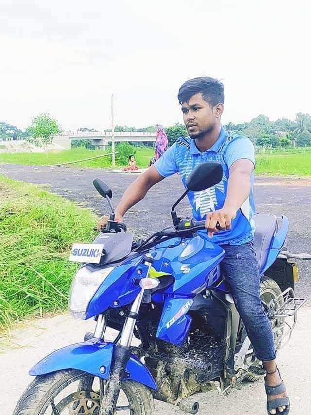 রাস্তার উপরে ড্রেজারের বেরিকেটে মোটরসাইকেল দুর্ঘটনা নিহত -১ আহত-১