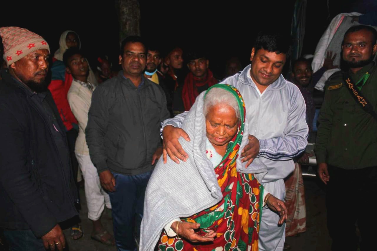 তীব্র শীতে অসহায়ের মাঝে কম্বল বিতরণ করলেন নির্বাহী অফিসার