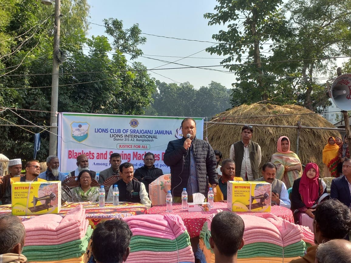কাজিপুরে কম্বল ও সেলাই মেশিন বিতরণ করেন লায়ন্স ক্লাব