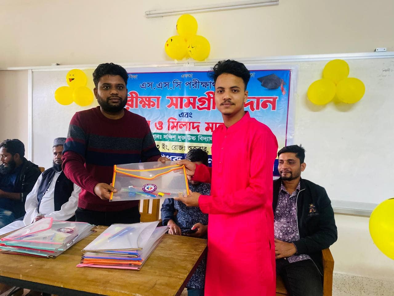 বেলাবতে এসএসসি পরীক্ষার্থীদের মাঝে শিক্ষা উপকরণ বিতরণ