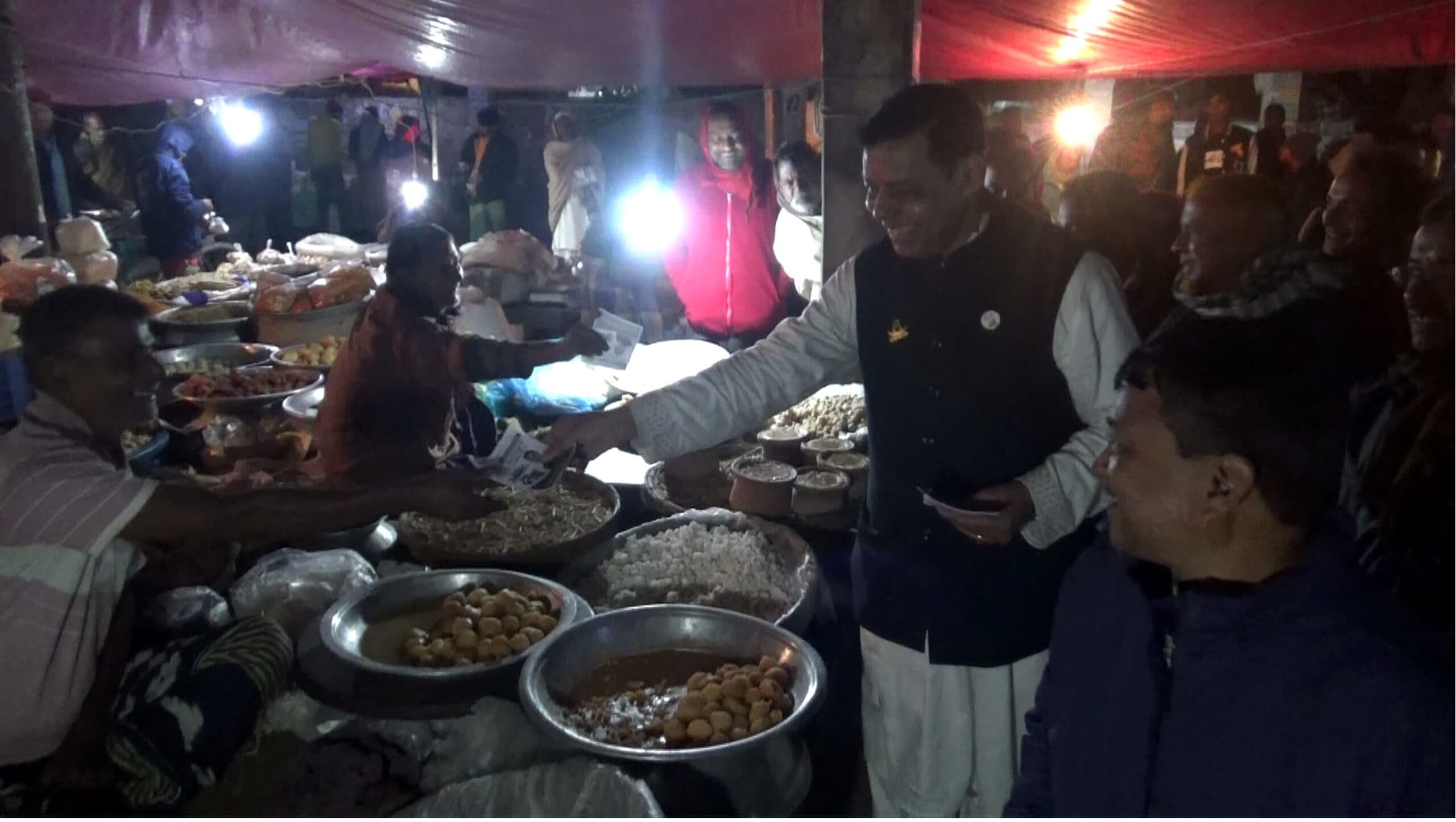 প্রচন্ড শীতকে উপেক্ষা করে রাতেও নির্বাচনী প্রচারণায় ব্যস্ত নৌকার মাঝি সাবেক সিনিয়র সচিব সৌরেন