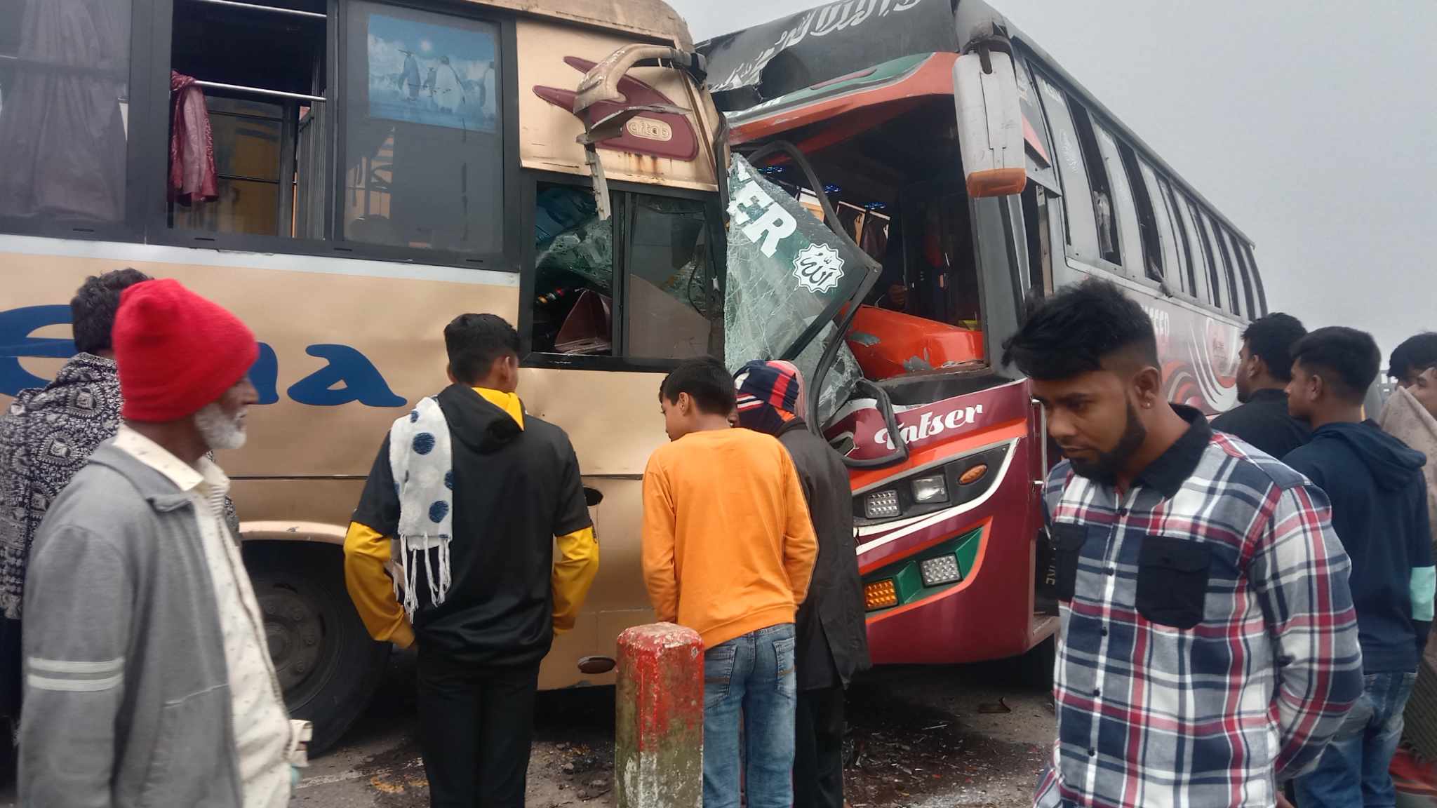 বেলাবতে দুই বাসের মুখোমুখি সংঘর্ষ, চালকসহ আহত ১১ জন