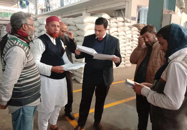 পবায় চালের দাম সহনীয় রাখতে ভ্রাম্যমান আদালতের মজুতবিরোধী অভিযান
