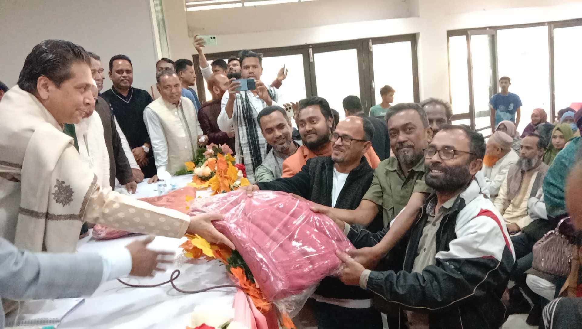 সোনারগাঁওয়ে মাননীয় প্রধানমন্ত্রী দেশরত্ন শেখ হাসিনার পক্ষ থেকে অসহায় শীতার্তদের মাঝে শীতবস্ত্র বিতরণ