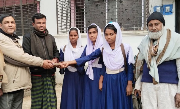 সততার উজ্জ্বল দৃষ্টান্ত স্থাপন করলো স্কুলছাত্রী