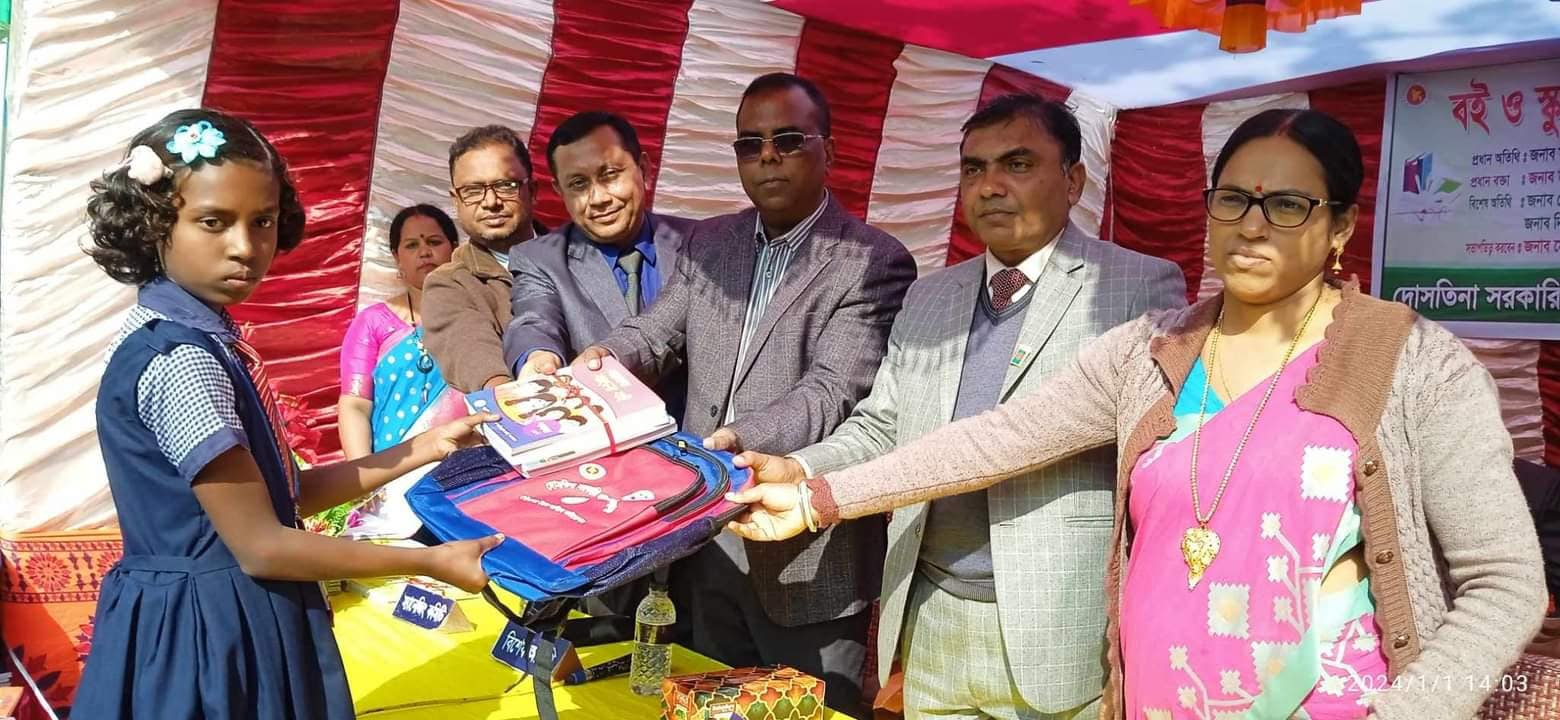 শ্রীপুরে বই ও ব্যাগ বিতরণ
