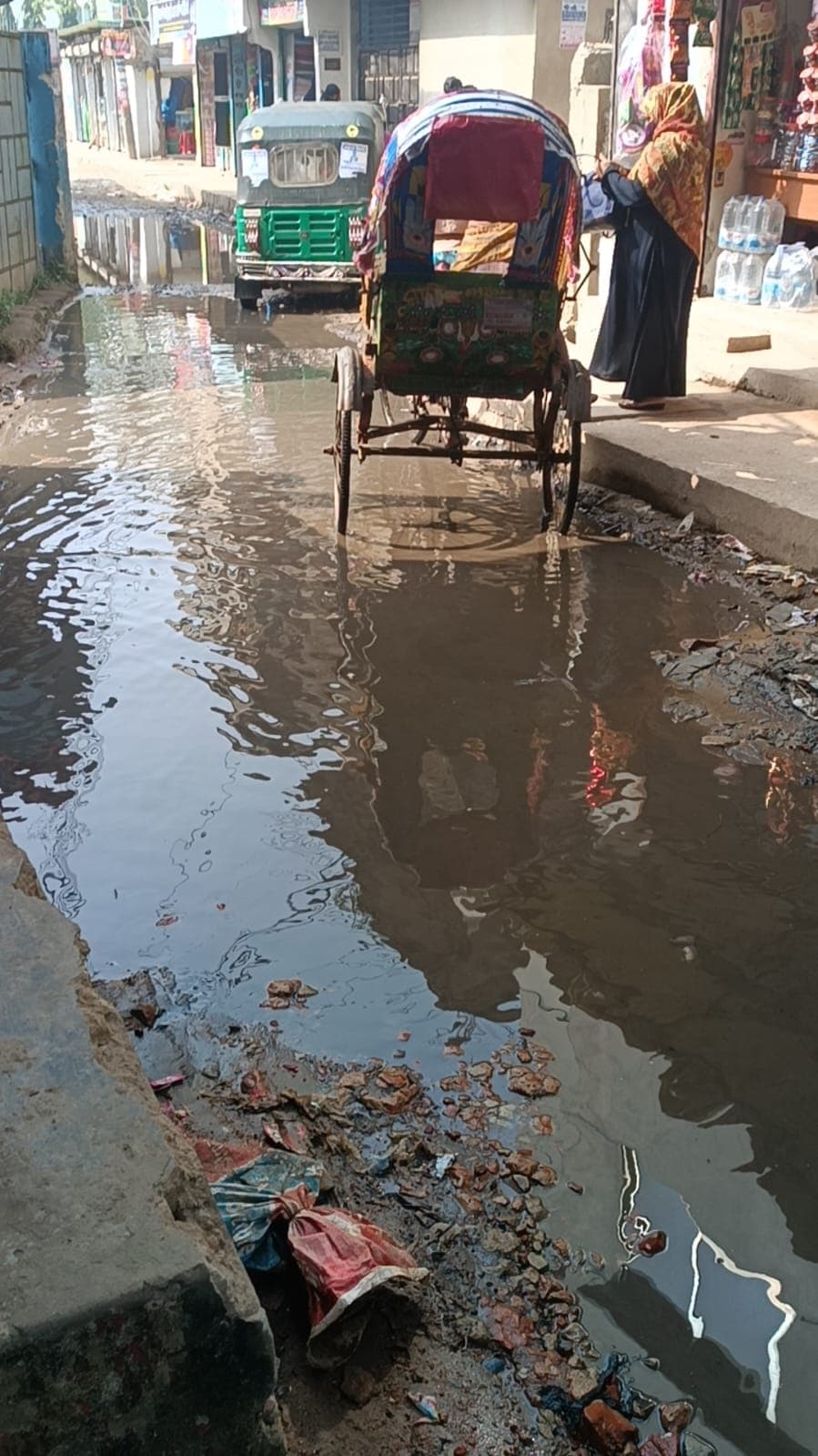 ফেনীর ফালাহিয়া সড়কের বেহাল দশা ‘সড়ক না থাকায় ড্রেনই ভরসা