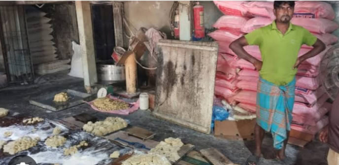 রাজধানী কদমতলী থানা অস্বাস্থ্যকর পরিবেশে শিশু খাদ্য তৈরী হচ্ছে।