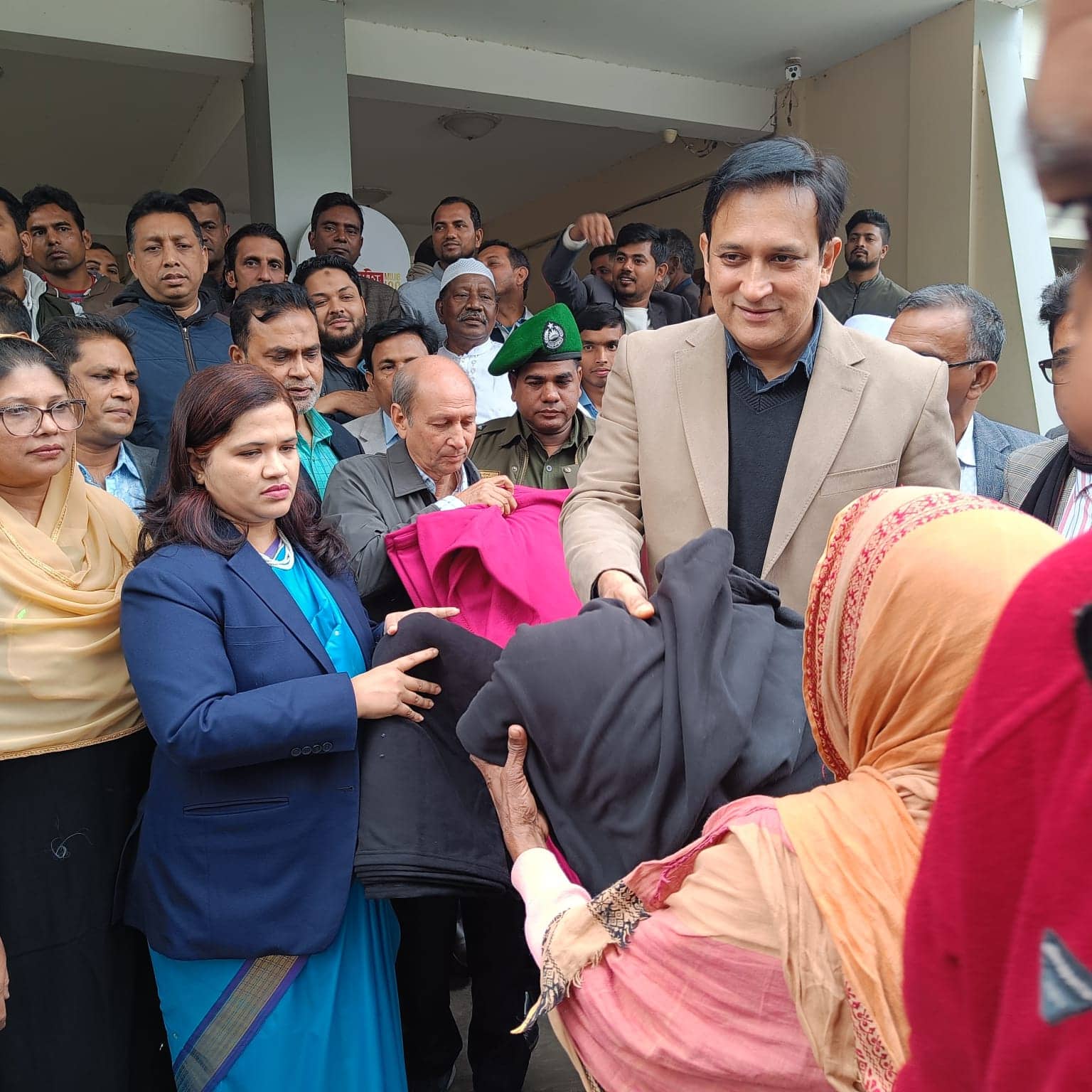 শীতার্তদের মাঝে উষ্ণতার পরশ ছড়ালেন নবনির্বাচিত সংসদ সদস্য রুহেল।