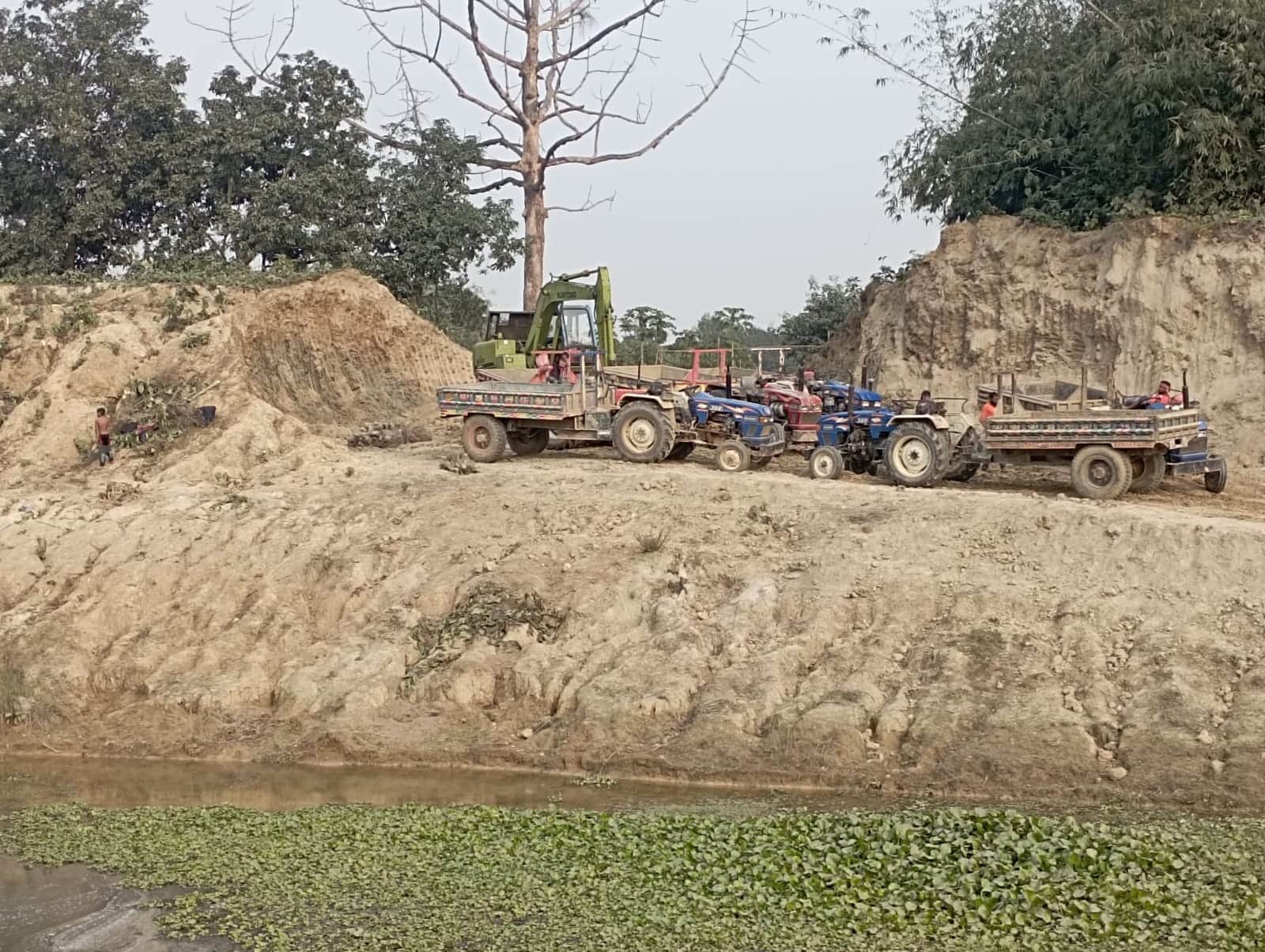 আ.লীগ নেতার বিরুদ্ধে নদীর তীরের মাটি কেটে বিক্রির অভিযোগ