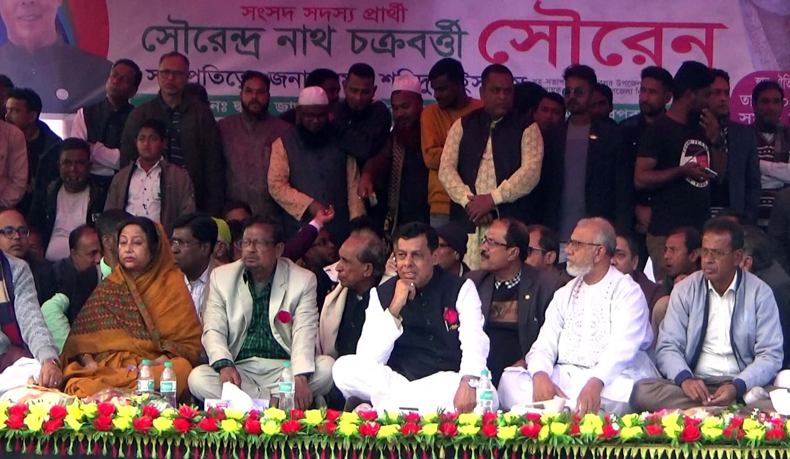 হাজারো মানুষের ভালোবাসায় সিক্ত হলেন নওগাঁ-৩ আসনের নৌকার মাঝি সৌরেন