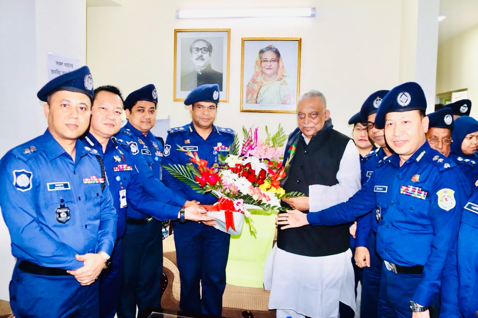 স্বরাষ্ট্রমন্ত্রী বীর মুক্তিযোদ্ধা মোঃ আসাদুজ্জামান খানকে টুরিস্ট পুলিশের পক্ষ থেকে ফুলেল সংবর্ধনা