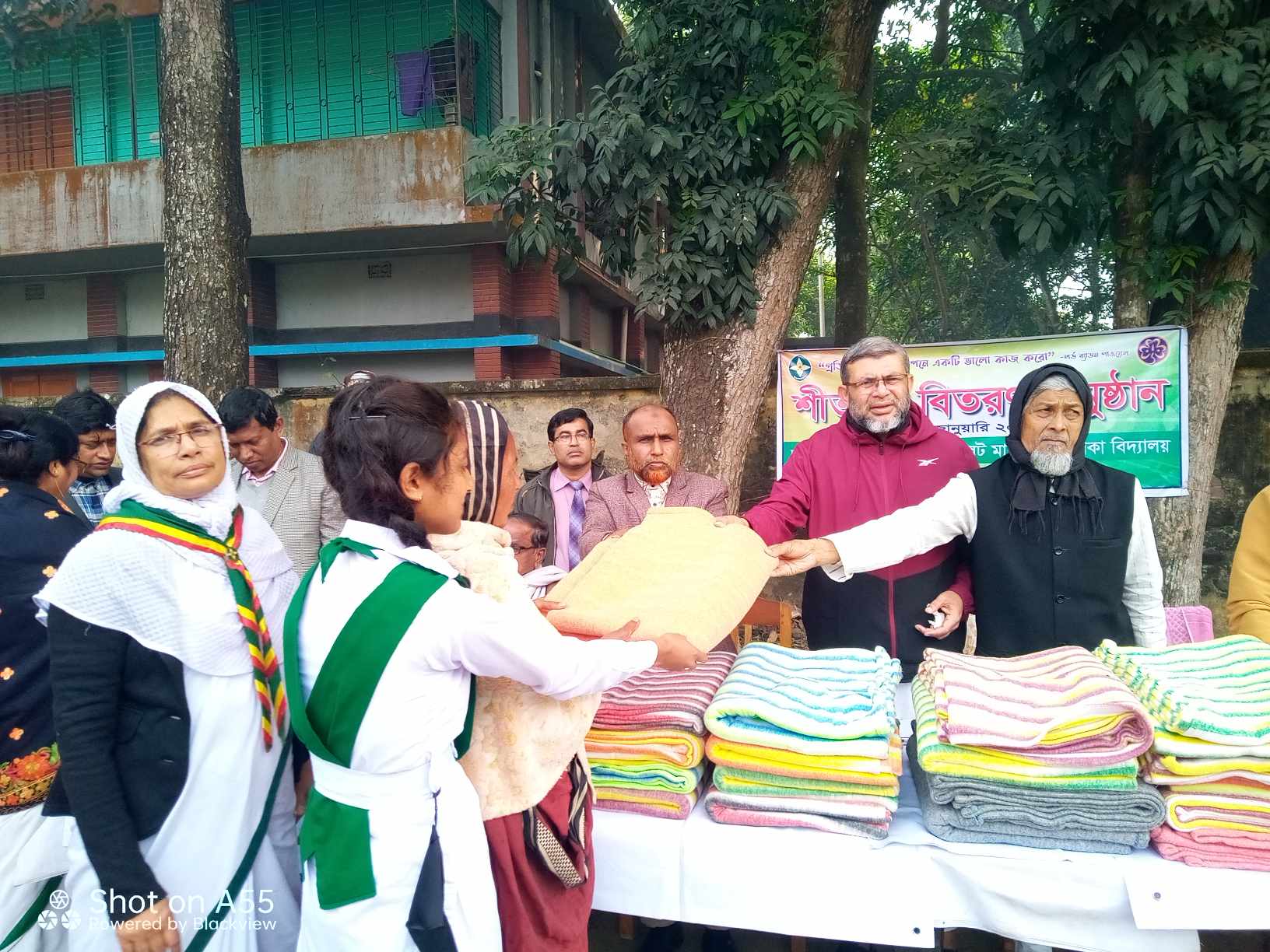 মাগুরায় গার্লস গাইডসের উদ্যোগে কম্বল বিতরণ