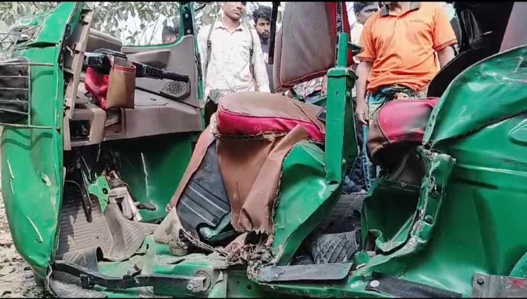 সিরাজগঞ্জে বাসচাপায় প্রাণ গেল মা-মেয়ের