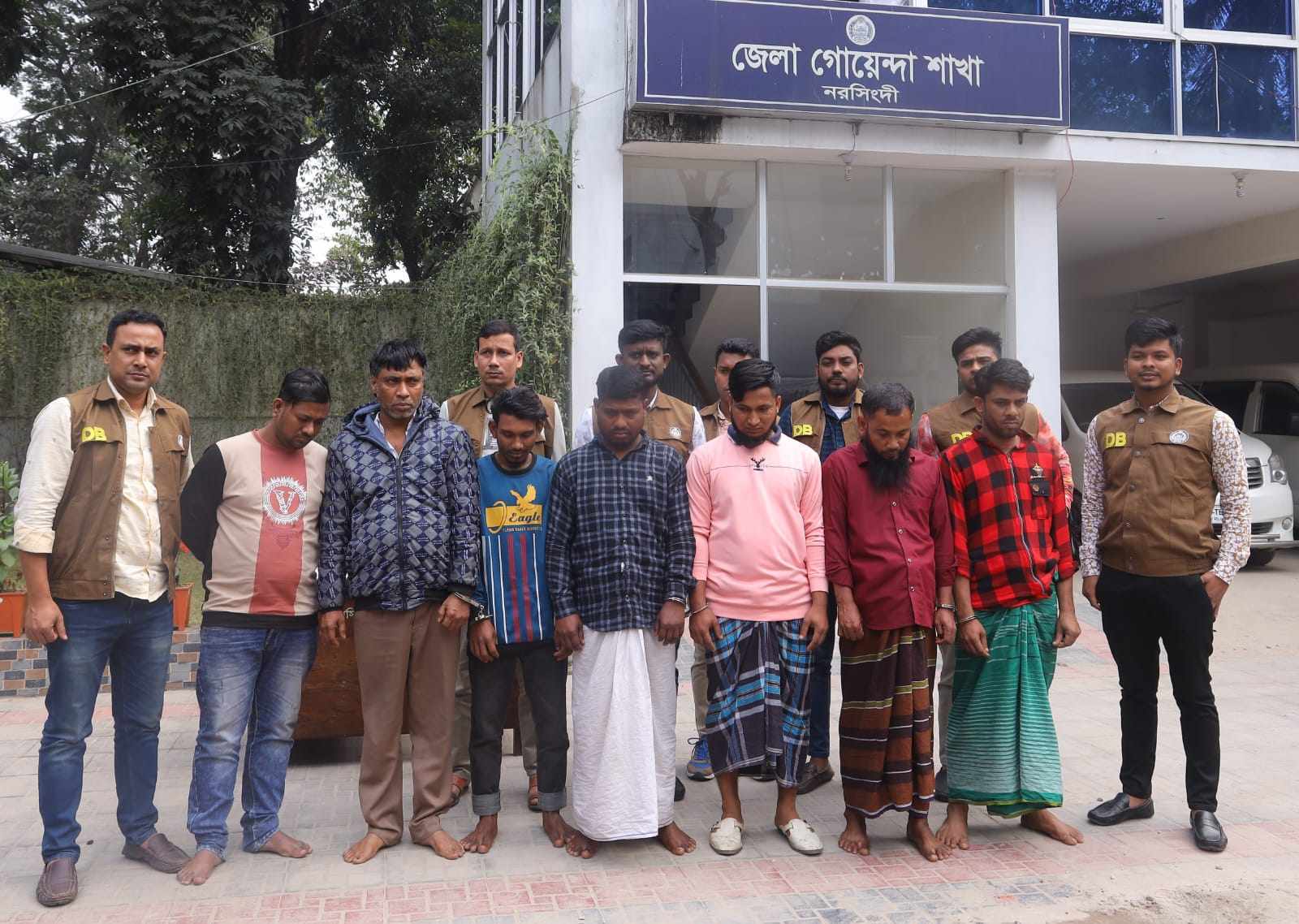নরসিংদীতে ডাকাত দলের ৭ সদস্য গ্রেপ্তার লুণ্ঠিত মালামালসহ অস্ত্র উদ্ধার