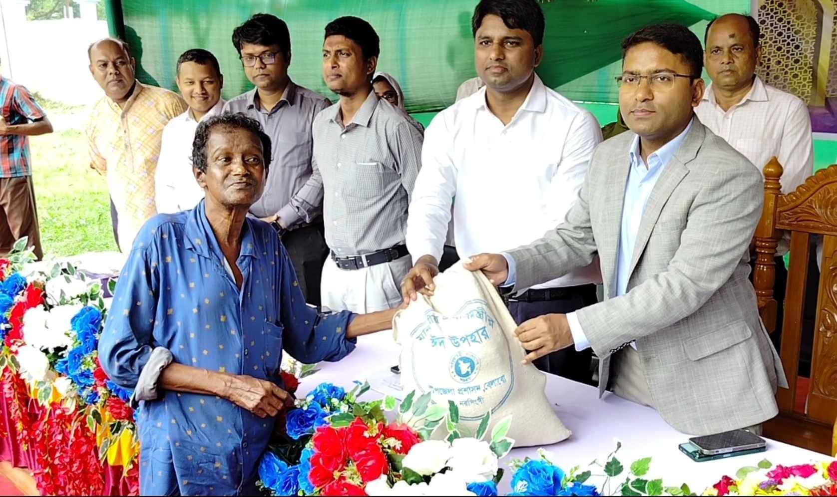 বেলাবতে অস্বচ্ছল পরিবারের মধ্যে মাননীয় প্রধানমন্ত্রীর ঈদ উপহার বিতরণ