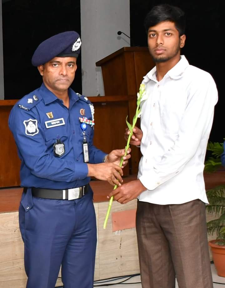 পুলিশে মেধার ভিত্তিতে চাকরি পেল ৬৫ জন 