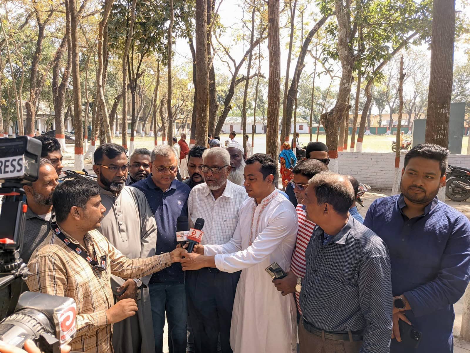 বুড়িমারী এক্সপ্রেস ট্রেনের যাত্রা বিরতির দাবিতে মতবিনিময় সভা অনুষ্ঠিত