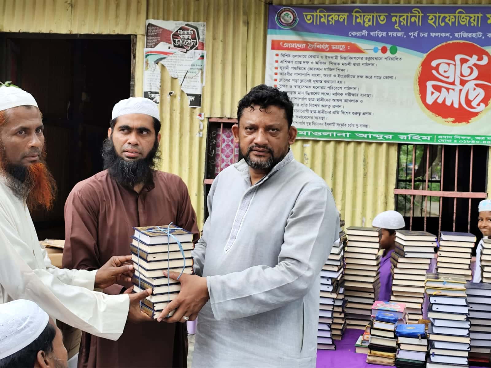কমলনগরে ৬০টি মাদ্রাসায় ২৮০০ কোরআন মাজিদ বিতরণ করেন উপজেলা চেয়ারম্যান প্রার্থী দিদার