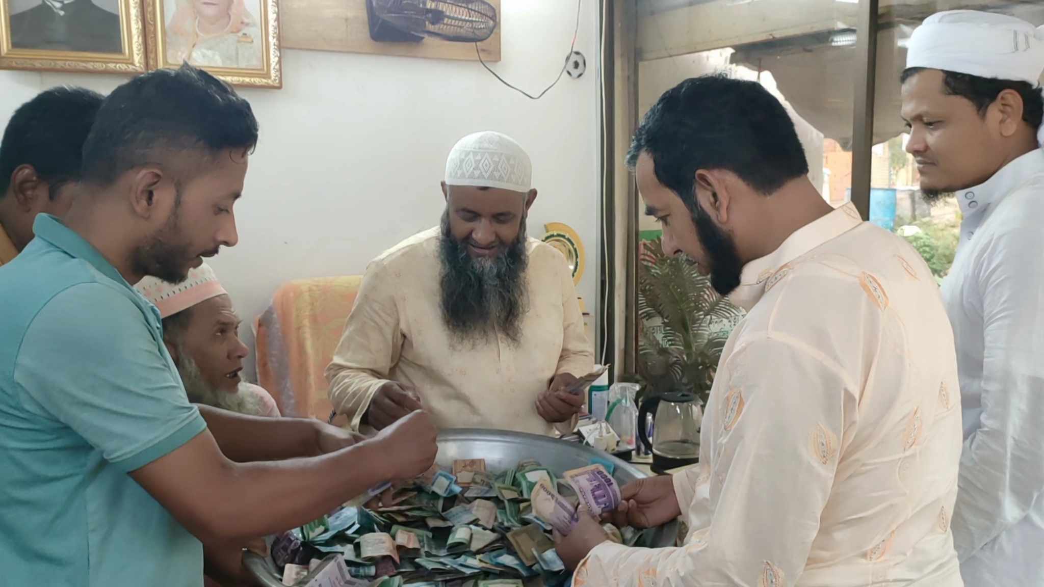নবীনগরে ইউপি চেয়ারম্যানের কার্যালয়ে মসজিদের দান বাক্সে মিললো লাখ টাকা