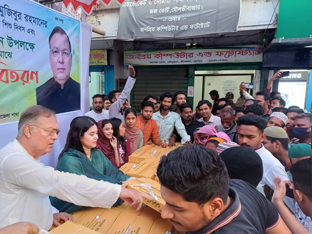 ইফতার বিতরণ করলেন কৃষি মন্ত্রীর কন্যা