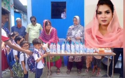 নারী কাউন্সিলর প্রার্থী মলি আক্তার রিতার উদ্যোগে শিক্ষার্থীদের মাঝে বিশুদ্ধ পানি, স্যালাইন বিতরণ।