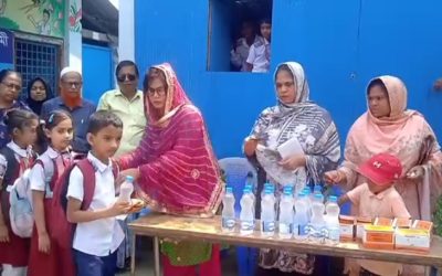 বড়ভাঙ্গা এলাকায় কাউন্সিলর প্রার্থী মলি আক্তার রিতার উদ্যোগে  বিশুদ্ধ খাবার পানি ও স্যালাইন বিতরণ