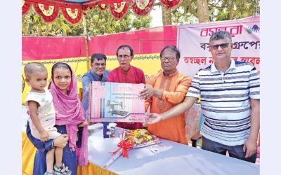 নাটোরে আরো ২০ নারীকে সেলাই মেশিন