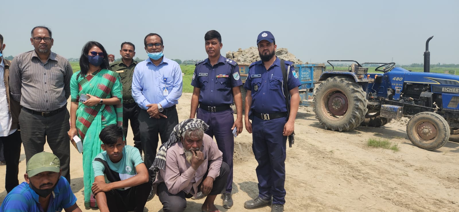 সরকারী ফসলি জমি থেকে  মাটি চুরি করে বিক্রি করার অপরাধে তিনজনকে আটক ও তিনটি মাহিন্দ্রা ট্রাক একটি শ্যালো মেশিন জব্দ