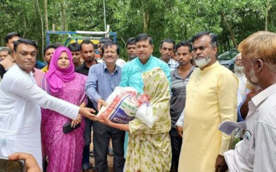 ফেনীর ধর্মপুরে পানিবন্দী অসহায় মানুষের মাঝে জেলা পরিষদের খাদ্য সামগ্রী বিতরণ