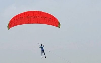প্যারাগ্লাইডার বানিয়ে আকাশে উড়ার স্বপ্ন পূরণ করলেন মারুফ