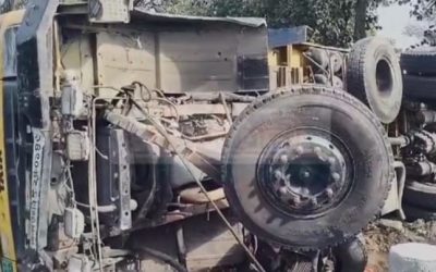 নাটোরে বালু বোঝাই ট্রাক উল্টে বালুর নিচে চাপা পড়ে এক পথচারীর মৃত্যু