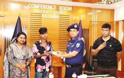 হারিয়ে যাওয়া ৪৭ টি মোবাইল ফোন হস্তান্তর করেন রাজশাহী জেলা পুলিশ সুপার মোহাম্মদ নাঈমুল হাছান