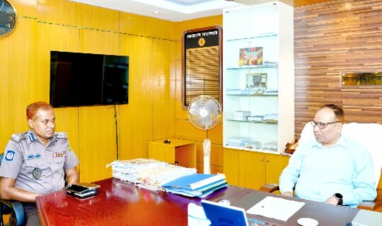 রাত্রিকালীন রাজশাহী পশ্চিম রেলওয়ের যাত্রীদের সড়ক পথে নিরাপদ সেবা নিশ্চিতে রাজশাহী মেট্রোপলিটন পুলিশ কমিশনার ও পশ্চিম রেলওয়ের মহাব্যবস্থাপক পশ্চিম এর মতবিনিময় অনুষ্ঠিত