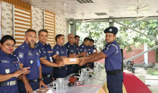 রাজশাহী জেলা পুলিশ সুপার মোহাম্মদ নাঈমুল হাছান এর সভাপতিত্বে মাস্টার প্যারেড,মাসিক কল্যাণ ও অপরাধ পর্যালোচনা সভা অনুষ্ঠিত