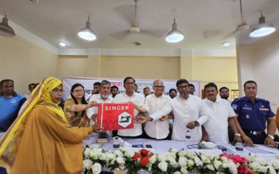 বসুন্ধরা শুভসংঘের শিবপুরে সেলাই মেশিন বিতরণ