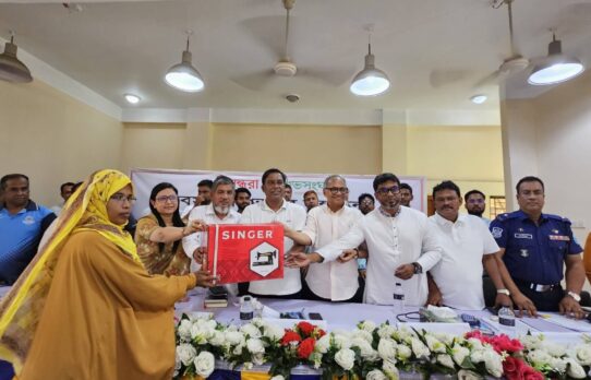 বসুন্ধরা শুভসংঘের শিবপুরে সেলাই মেশিন বিতরণ