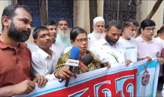 ​জিনজিরা পীর মোহাম্মদ গার্লস স্কুল পরিচালনা কমিটি নিয়ে বিতর্ক, স্থানীয়দের মানববন্ধন