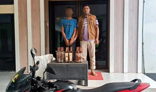 রাজশাহী জেলা গোয়েন্দা  (ডিবি) পুলিশের  অভিযানে ১২ বোতল ভারতীয় মদ এবং একটি মোটরসাইকেল উদ্ধারসহ  গ্রেফতার -১ জন