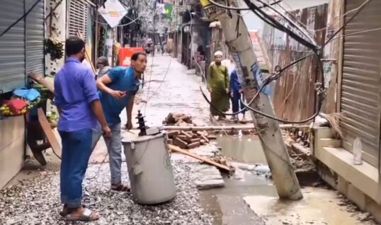 কেরানীগঞ্জের মডেল টাউনে বড় দুর্ঘটনা থেকে রক্ষা: ড্রেন নির্মাণকালে হেলে পড়ল বিদ্যুতের খুঁটি