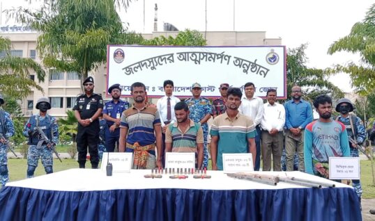 সুন্দরবনে কোস্ট গার্ডের চাপে আত্মসমর্পণ বড় জাহাঙ্গীর বাহিনীর ৩ সদস্যের