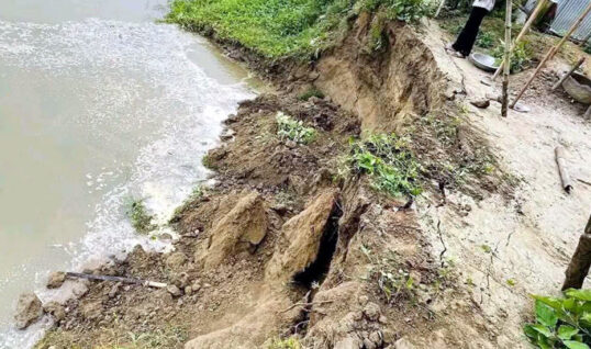 কান্দাপাড়া বাঁচানোর আকুতি: নদীগর্ভে হারিয়ে যাচ্ছে একটি জনপদ