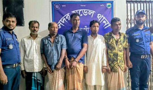 গভীর রাতে শহরের ৯টি হোটেলে একযোগে তল্লাশি, প্রতারক চক্রের ৪ সদস্যসহ ৫ জন গ্রেফতার