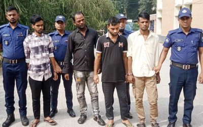 নাটোর থানা পুলিশের অভিযানে ডাকাত দলের সক্রিয় ৪ সদস্য, লুন্ঠিত মালামাল ও অস্ত্র সহ গ্রেফতার