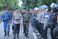 Kapolda Jawa Barat, Irjen Pol. Dr. Akhmad Wiyagus, S.I.K., M.Si., M.M., memimpin Apel Gelar Pasukan Operasi Lilin Lodaya 2024 yang berlangsung di Jl. Diponegoro, tepat di depan Gedung Sate, Kota Bandung, Jum'at (20/12/2024).Foto.Dok. Humas Polda Jabar