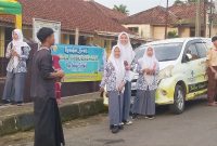 Para Pelajar SMA IT Budjemak Tanjungsiang Gelar Aksi Berbagi Takjil